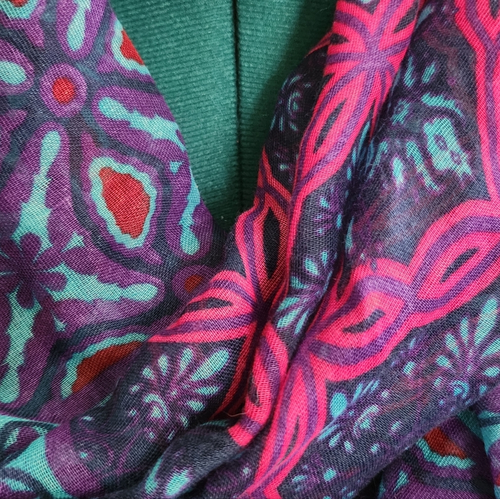 Lightly Used Lot Of 2 Infinity Scarves Pink & Purple Patterned And Solid Pink - Picture 4 of 8